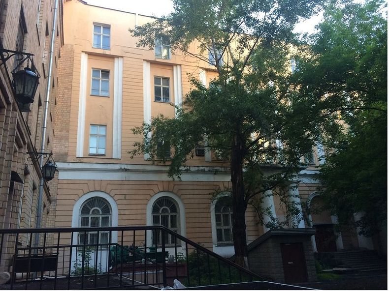 Файл:МГУИЭ Корп В Лев половина.jpg