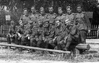 Военный лагерь МИХМ в Выксе в 1958 году. Л. Неделько сидит второй слева
