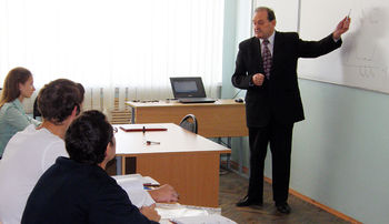 Пахомов у доски mid.jpg